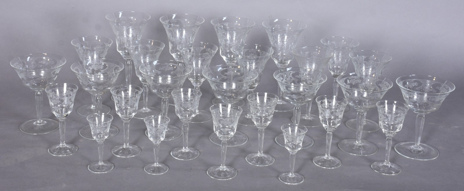 Serviço de taças de cristal lavrado, composto de: 7 para champagne, 5... - foto 1 de 9