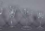 Serviço de taças de cristal lavrado, composto d... - Serviço de taças de cristal lavrado, composto de: 7 para champagne, 5 para vinho tinto, 7 para vinho branco, 7 para vinho do Porto e 3 para lico...