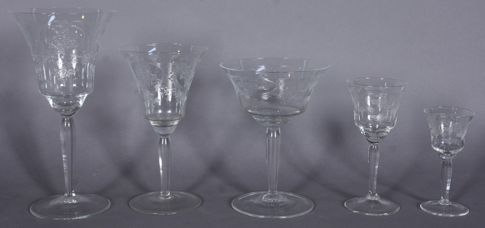 Serviço de taças de cristal lavrado, composto de: 7 para champagne, 5... - foto 2 de 9