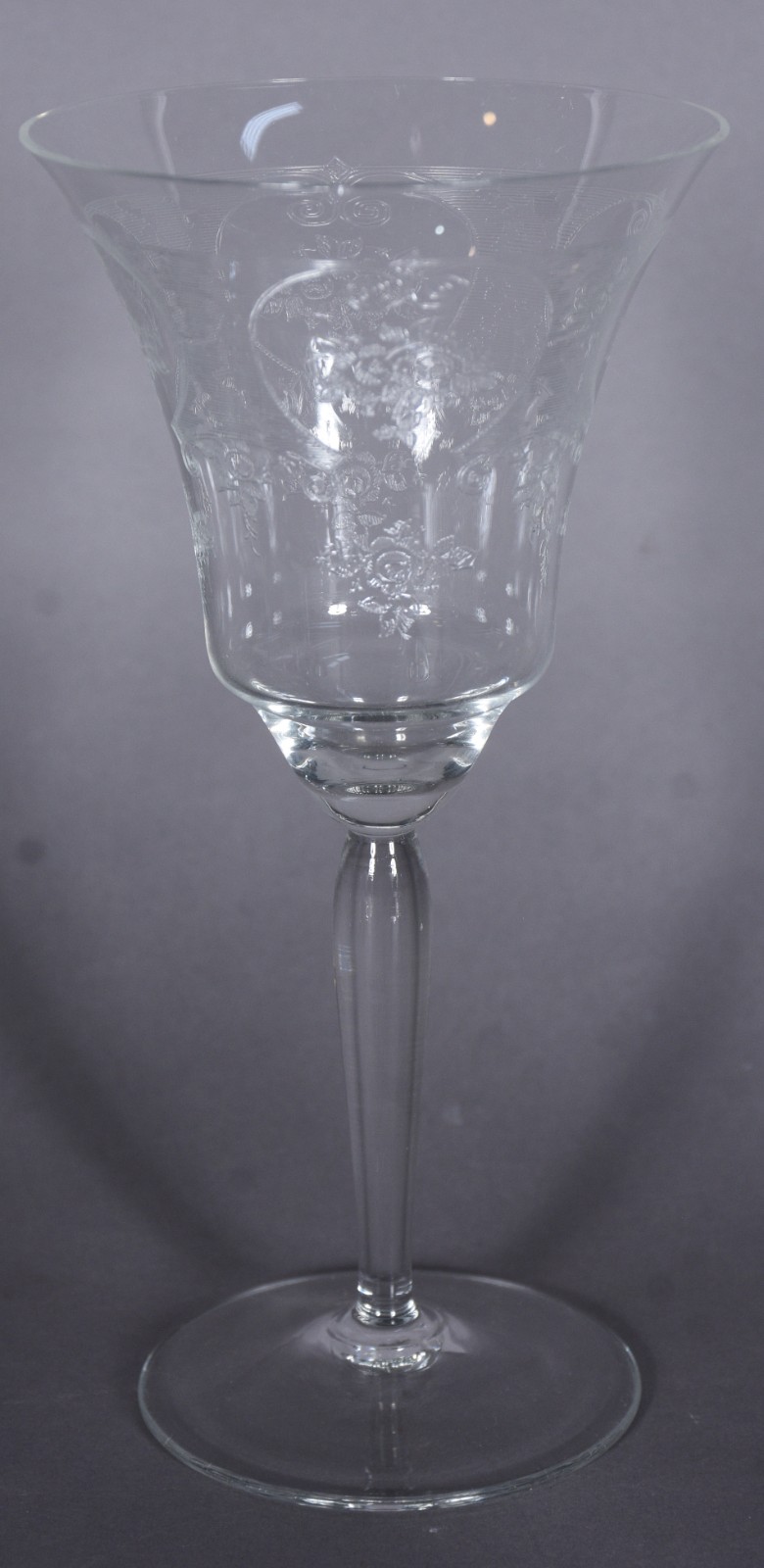 Serviço de taças de cristal lavrado, composto de: 7 para champagne, 5... - foto 3 de 9