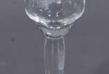 Serviço de taças de cristal lavrado, composto d... - Serviço de taças de cristal lavrado, composto de: 7 para champagne, 5 para vinho tinto, 7 para vinho branco, 7 para vinho do Porto e 3 para lico...