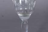 Serviço de taças de cristal lavrado, composto d... - Serviço de taças de cristal lavrado, composto de: 7 para champagne, 5 para vinho tinto, 7 para vinho branco, 7 para vinho do Porto e 3 para lico...