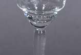 Serviço de taças de cristal lavrado, composto d... - Serviço de taças de cristal lavrado, composto de: 7 para champagne, 5 para vinho tinto, 7 para vinho branco, 7 para vinho do Porto e 3 para lico...