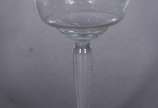 Serviço de taças de cristal lavrado, composto d... - Serviço de taças de cristal lavrado, composto de: 7 para champagne, 5 para vinho tinto, 7 para vinho branco, 7 para vinho do Porto e 3 para lico...