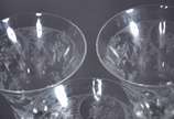 Serviço de taças de cristal lavrado, composto d... - Serviço de taças de cristal lavrado, composto de: 7 para champagne, 5 para vinho tinto, 7 para vinho branco, 7 para vinho do Porto e 3 para lico...