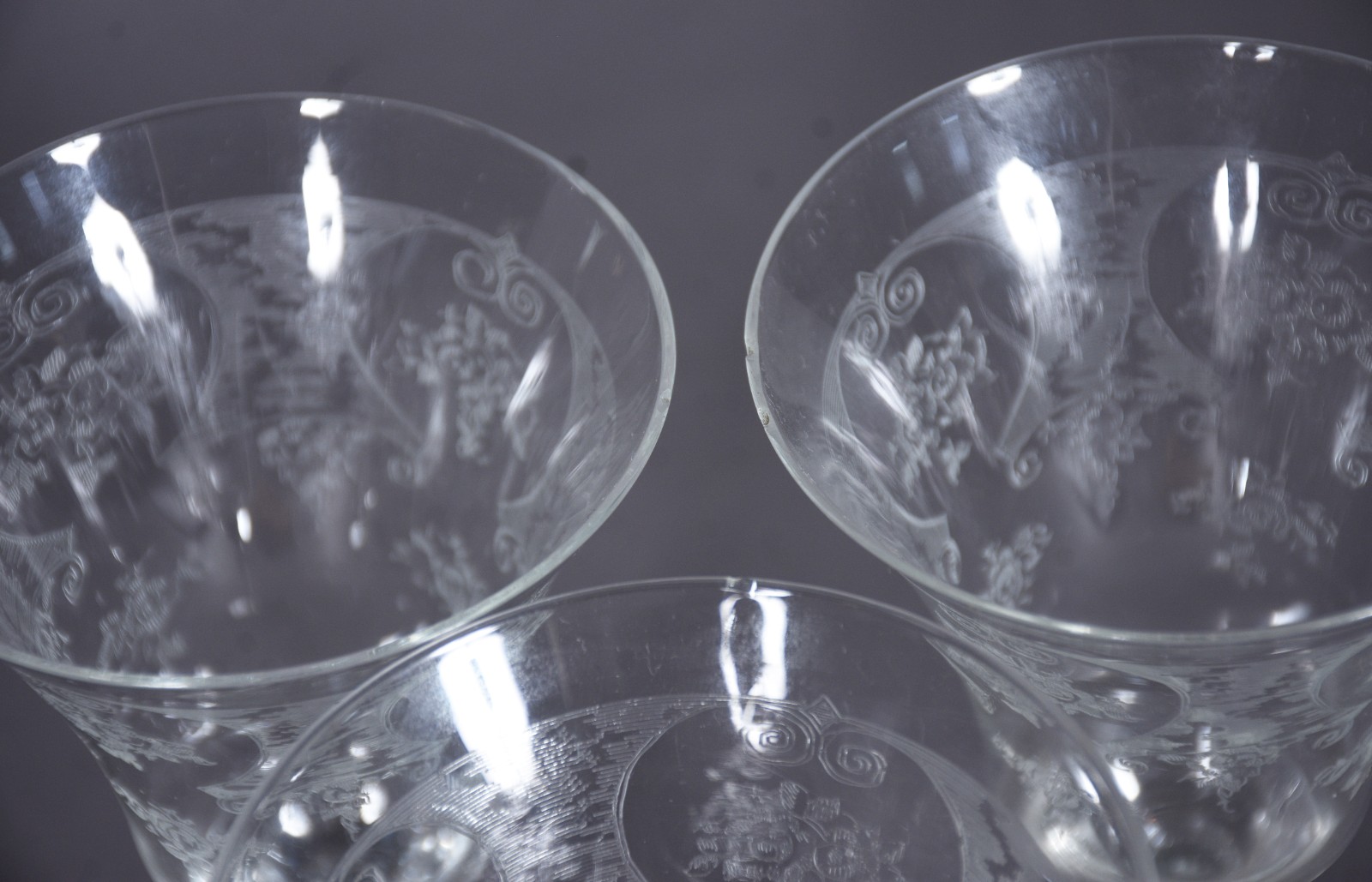 Serviço de taças de cristal lavrado, composto de: 7 para champagne, 5... - foto 8 de 9