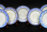 Cia das Índias (1481),  - Conjunto com nove pratos fundos de porcelana chinesa COMPANHIA DAS ÍNDIAS, Período JIAQING (1796 / 1820), decorados com folhas de parreiras e uvas, en