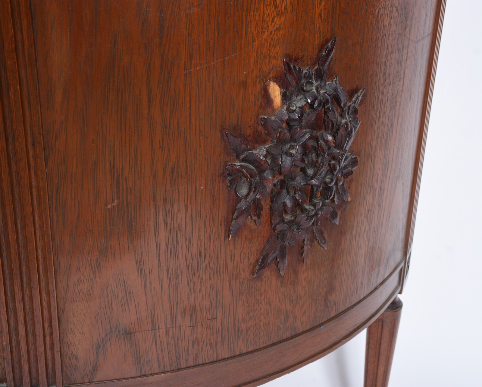 Cômoda de madeira nobre, feitio "demi lune", porta e laterais com... - foto 10 de 10