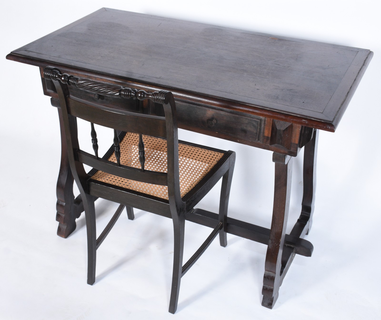 Mesa escrivaninha de madeira nobre com 2 gavetas, pernas na forma de... - foto 1 de 8