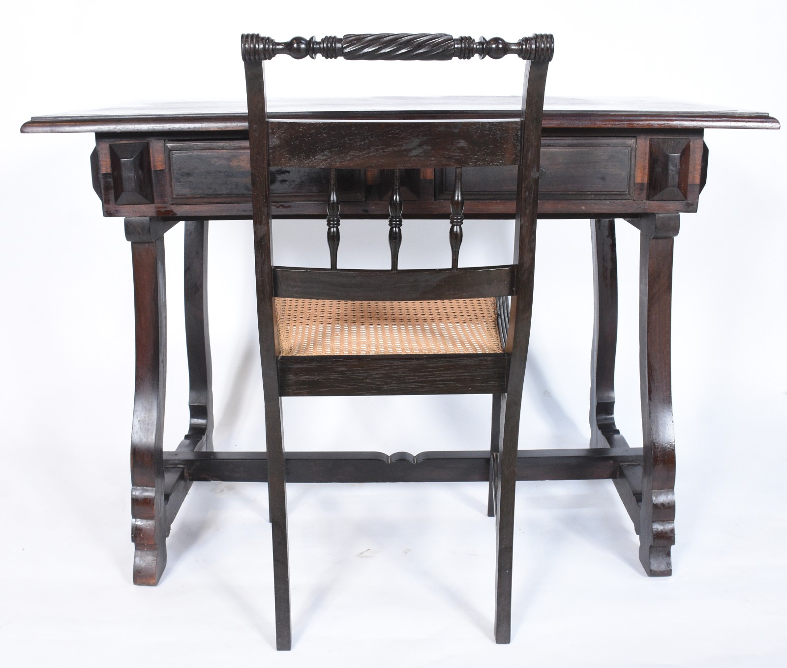 Mesa escrivaninha de madeira nobre com 2 gavetas, pernas na forma de... - foto 2 de 8