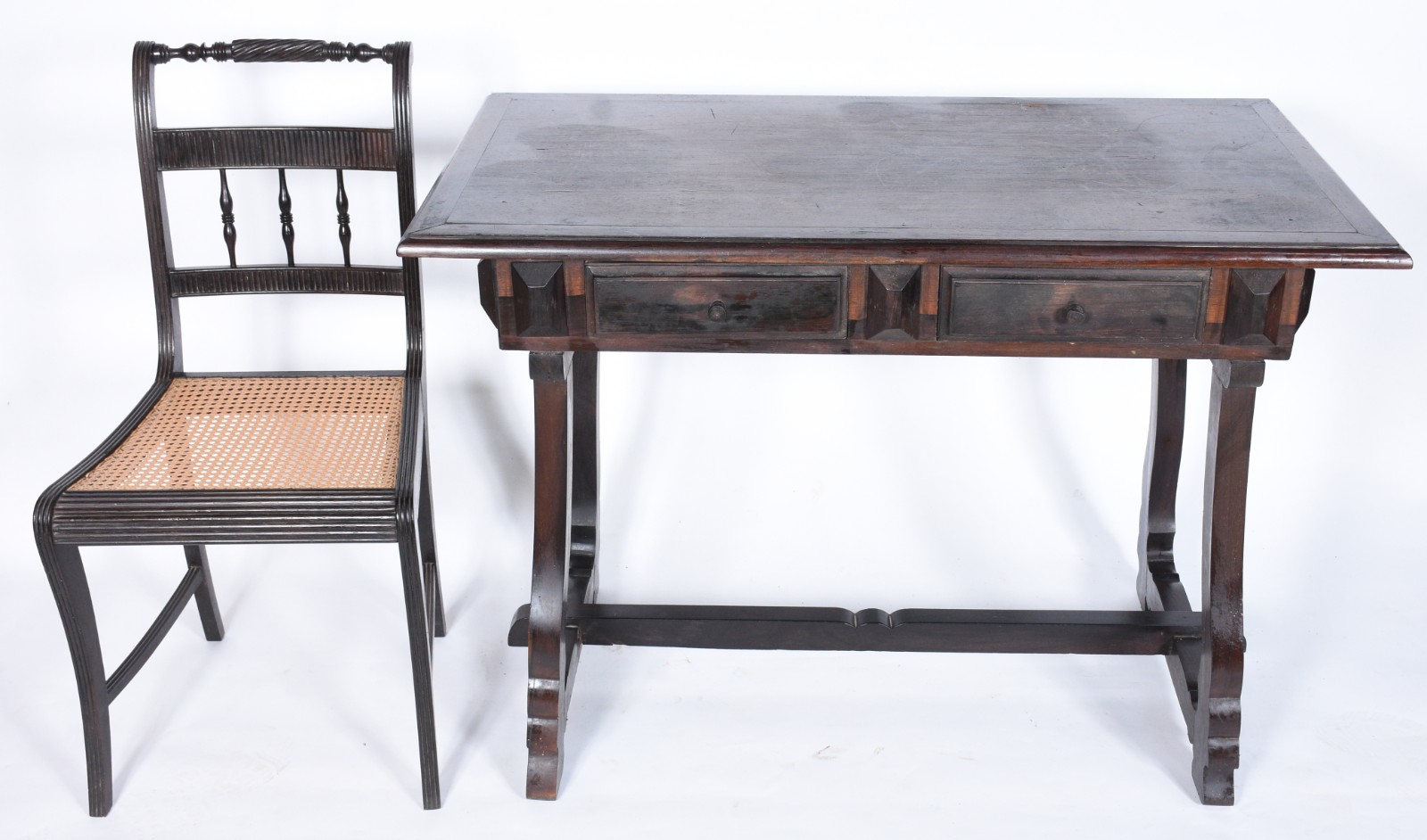 Mesa escrivaninha de madeira nobre com 2 gavetas, pernas na forma de... - foto 3 de 8
