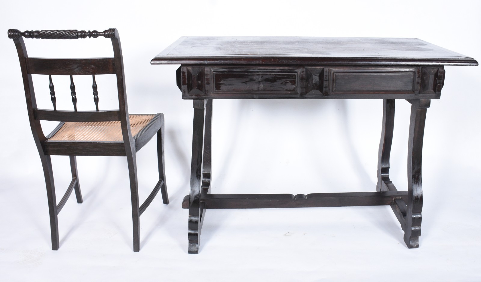 Mesa escrivaninha de madeira nobre com 2 gavetas, pernas na forma de... - foto 4 de 8