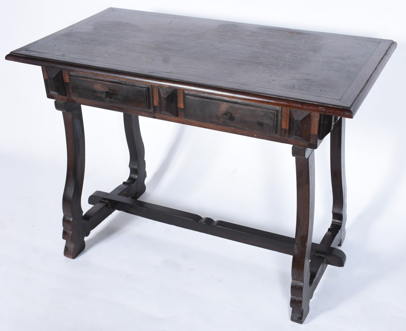 Mesa escrivaninha de madeira nobre com 2 gavetas, pernas na forma de... - foto 5 de 8