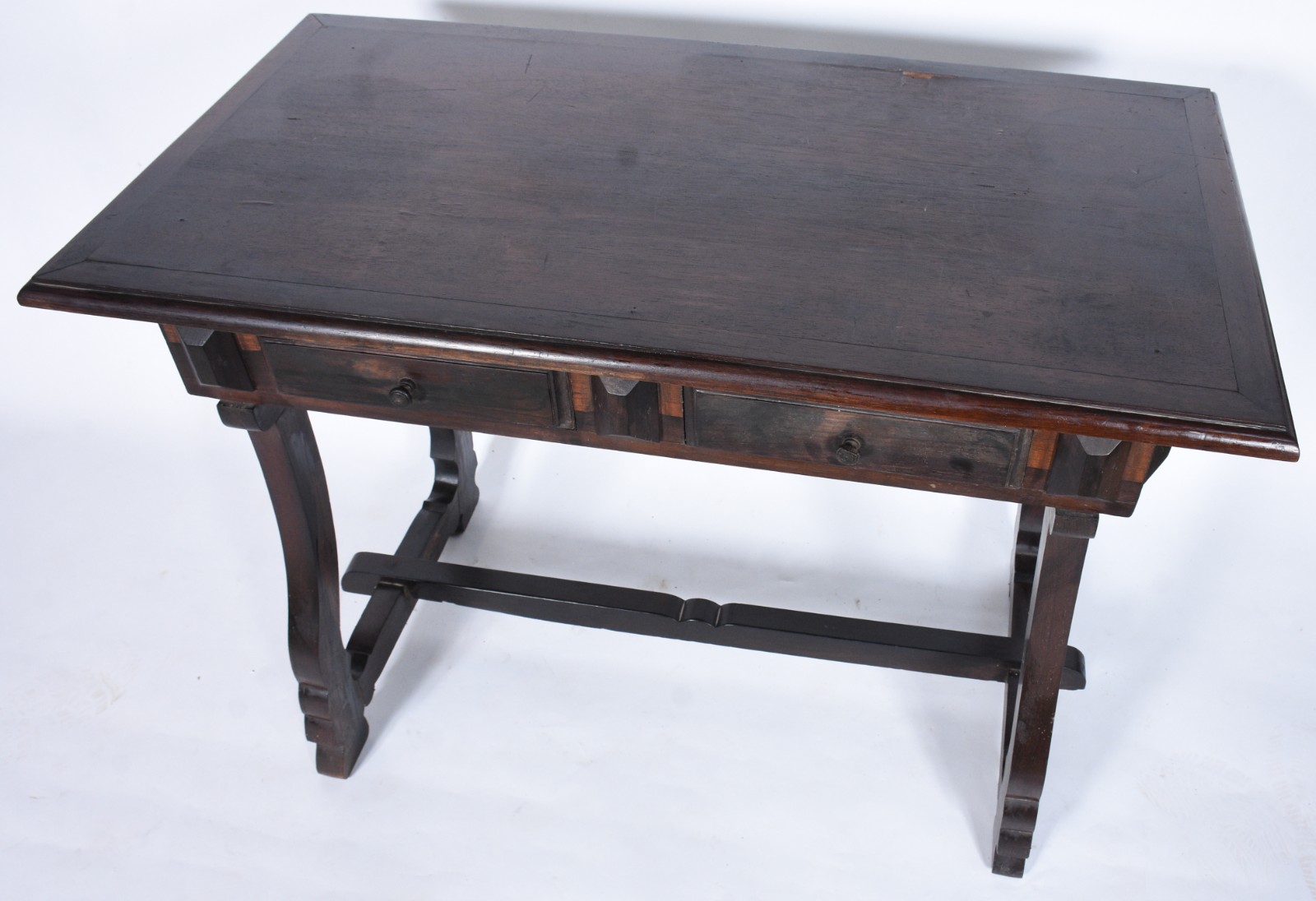 Mesa escrivaninha de madeira nobre com 2 gavetas, pernas na forma de... - foto 7 de 8
