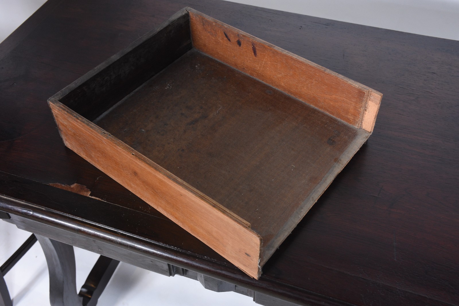Mesa escrivaninha de madeira nobre com 2 gavetas, pernas na forma de... - foto 8 de 8