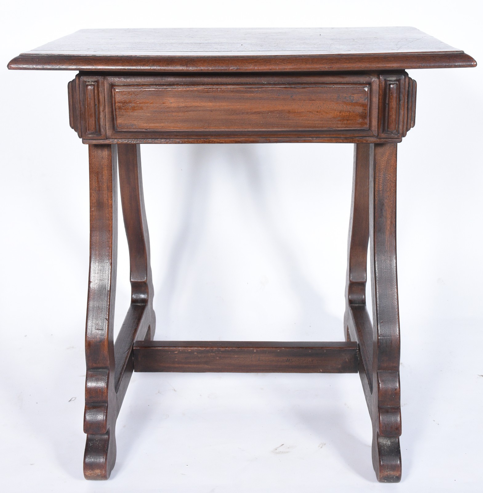 Mesa auxiliar de madeira nobre, uma gaveta, pernas na forma de lira... - foto 4 de 8