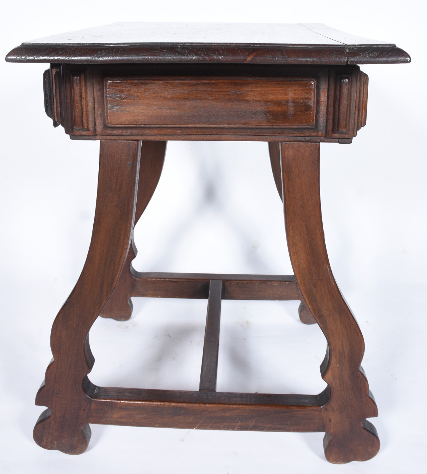 Mesa auxiliar de madeira nobre, uma gaveta, pernas na forma de lira... - foto 5 de 8