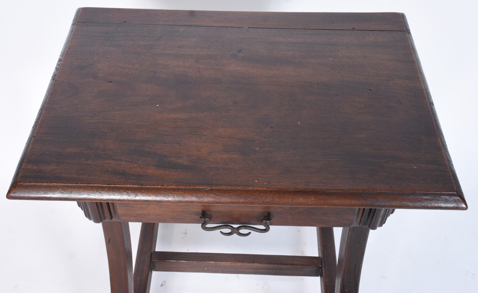 Mesa auxiliar de madeira nobre, uma gaveta, pernas na forma de lira... - foto 7 de 8