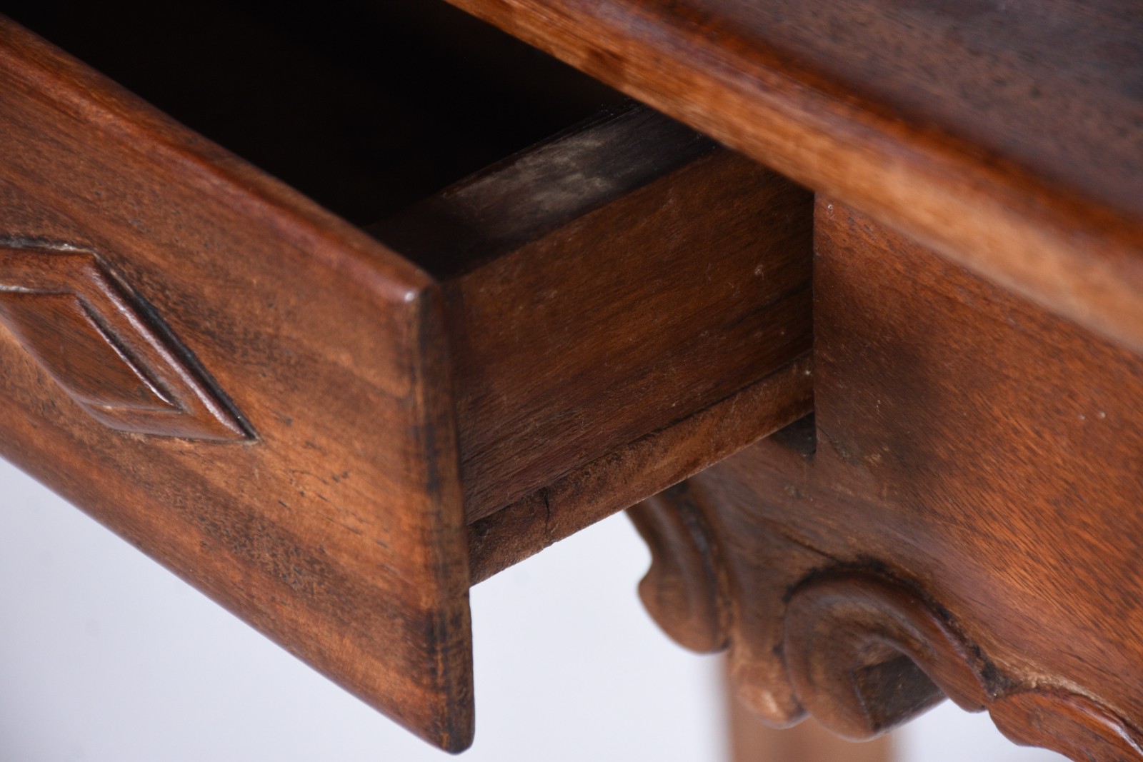 Mesa de madeira nobre, tampo retangular com uma gaveta, saia... - foto 4 de 7