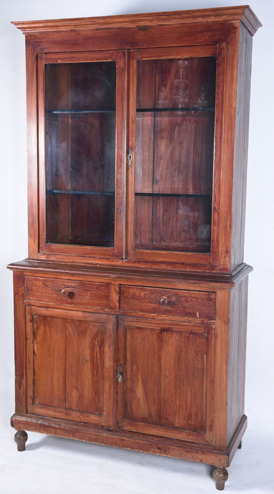 Vitrine de madeira nobre, duas portas envidraçadas com tres... - foto 1 de 10