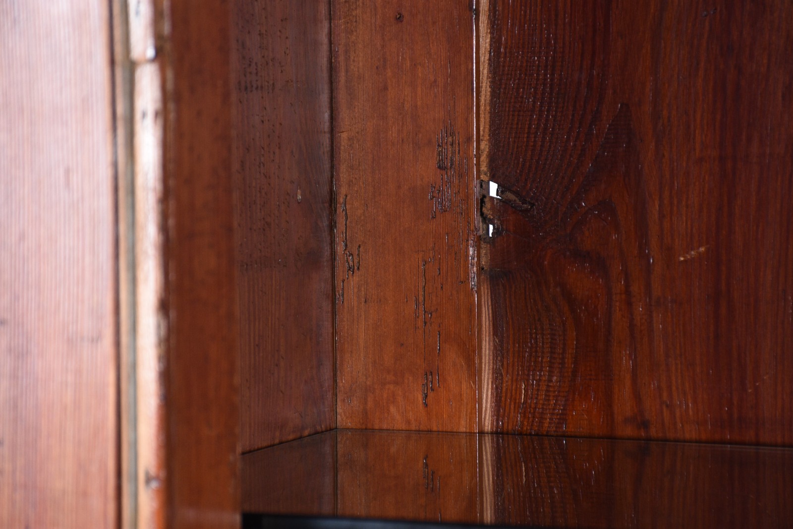 Vitrine de madeira nobre, duas portas envidraçadas com tres... - foto 10 de 10