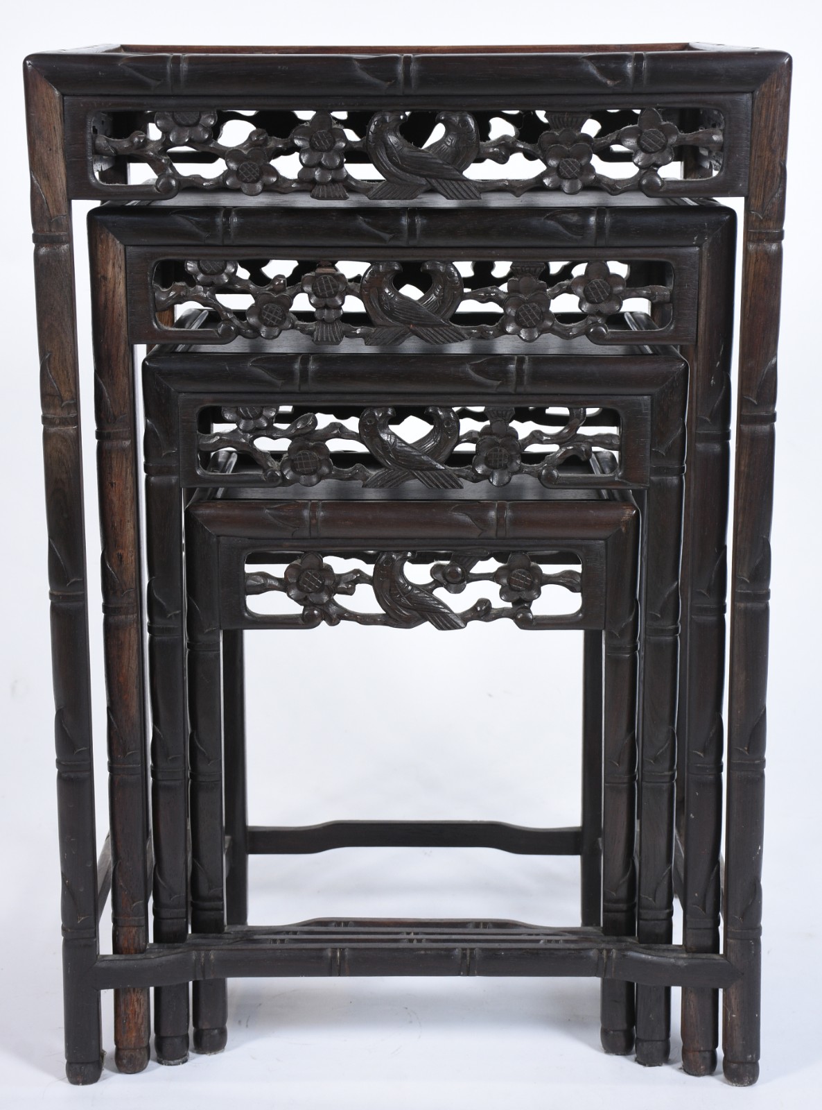 Mesa ninho de madeira nobre, quatro peças de encaixar, saias... - foto 2 de 9