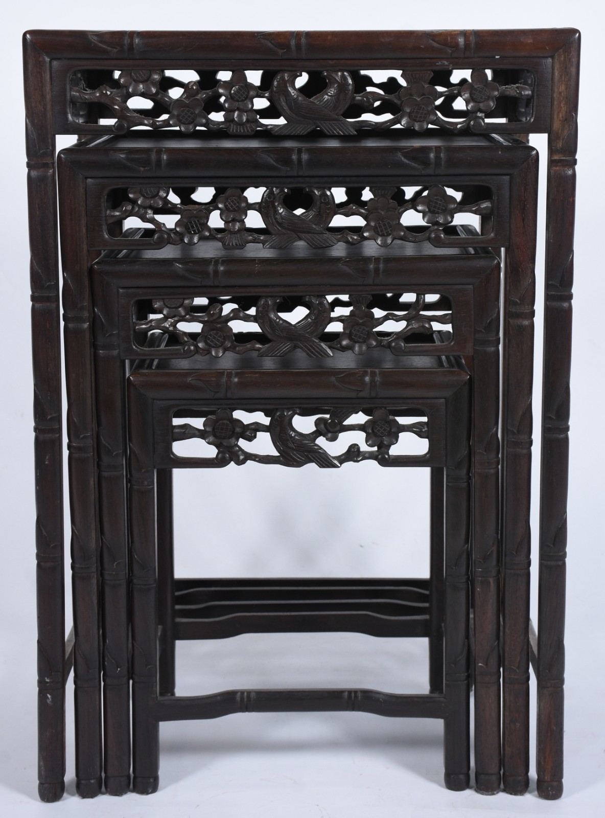 Mesa ninho de madeira nobre, quatro peças de encaixar, saias... - foto 4 de 9