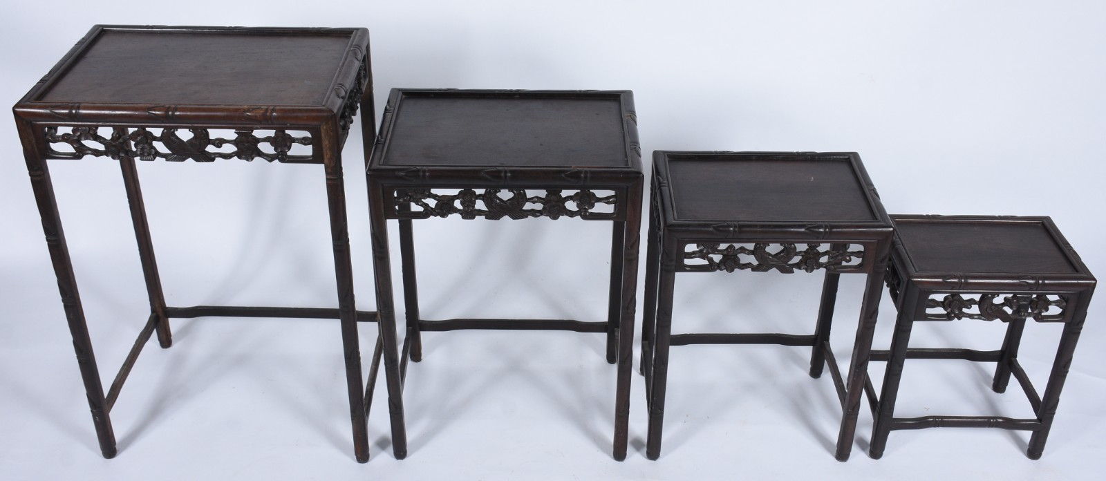 Mesa ninho de madeira nobre, quatro peças de encaixar, saias... - foto 6 de 9