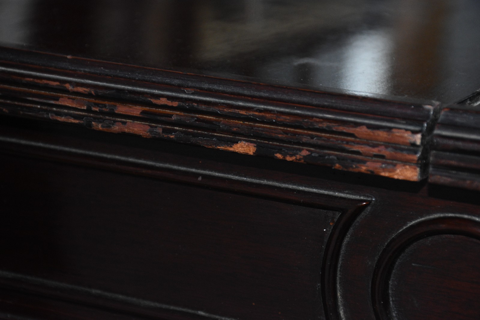 Mesa de jantar de madeira nobre, tampo retangular com duas tábuas... - foto 11 de 11