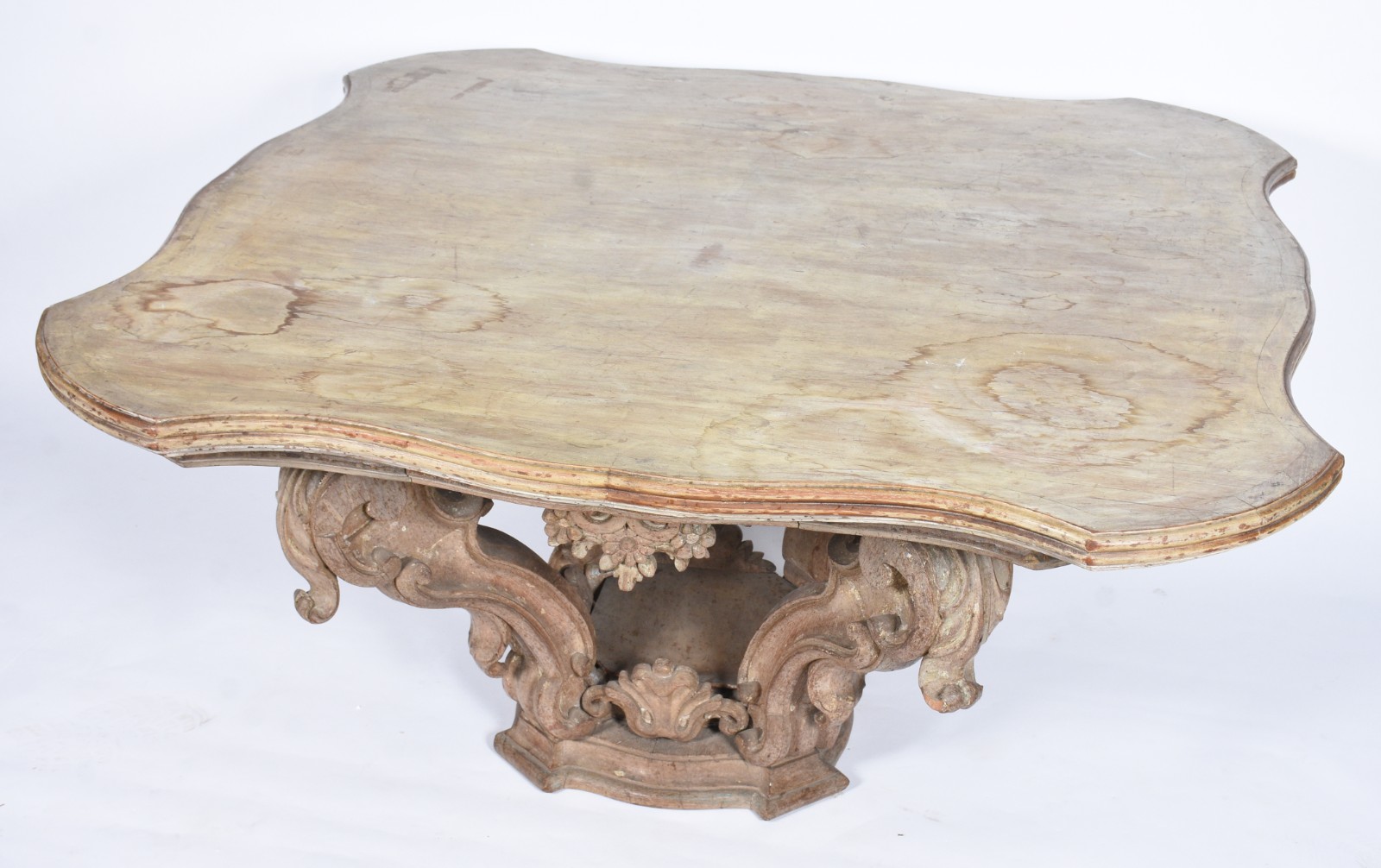 Mesa de centro de madeira nobre, base entalhada com concheados e... - foto 2 de 11