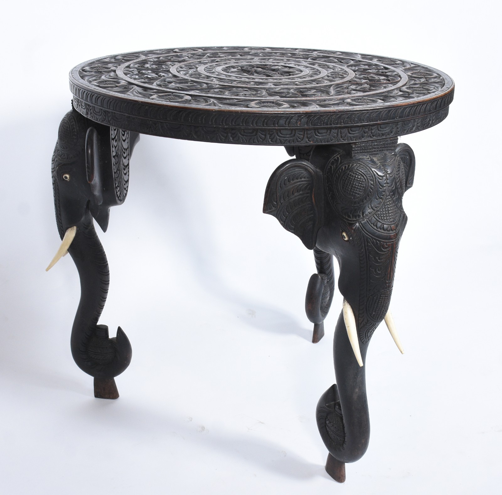 Mesa redonda oriental de madeira nobre entalhada, pernas na forma de... - foto 1 de 5