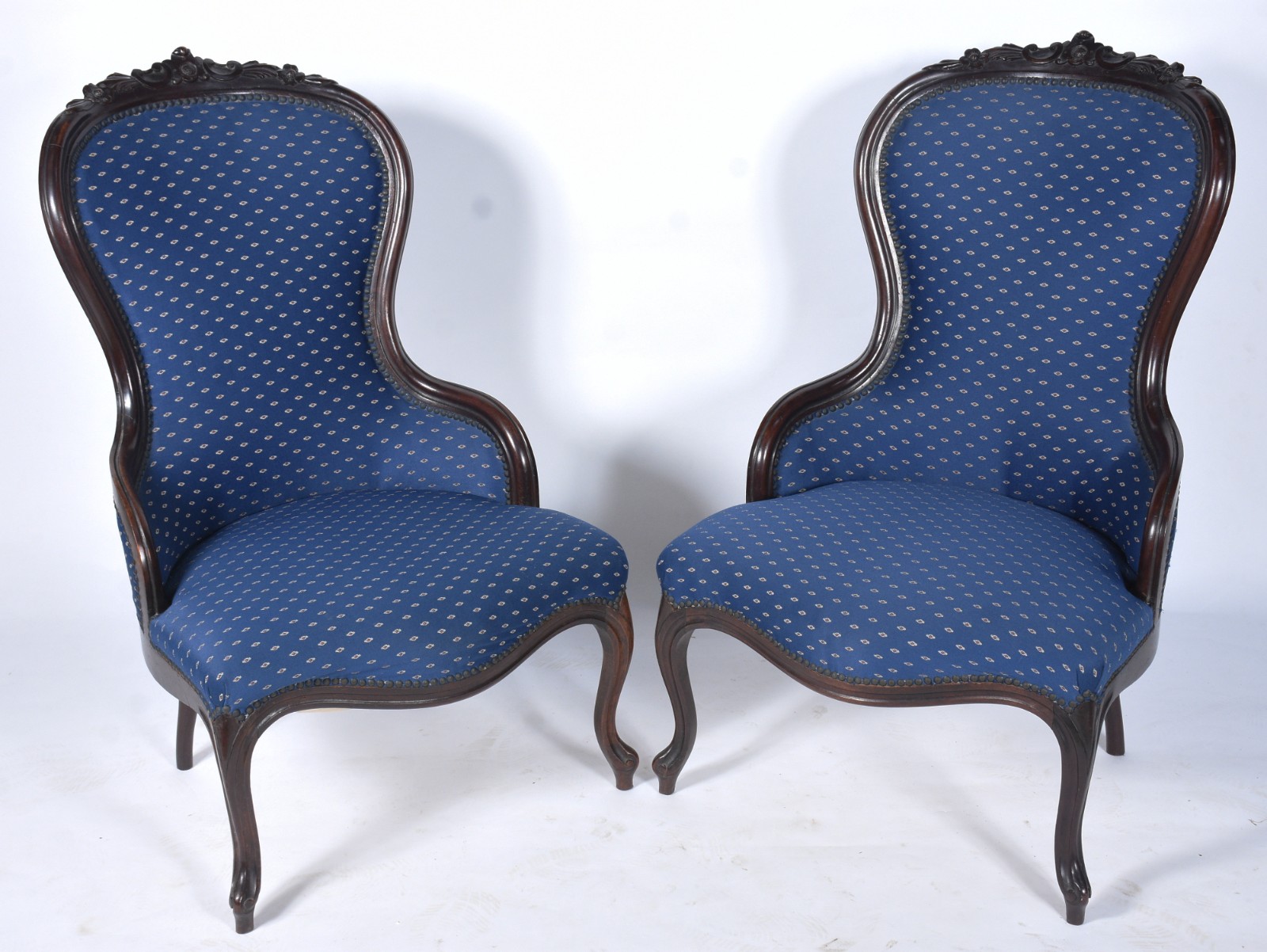 Par de poltronas de madeira nobre, estilo vitorianas, estofadas e... - foto 1 de 7