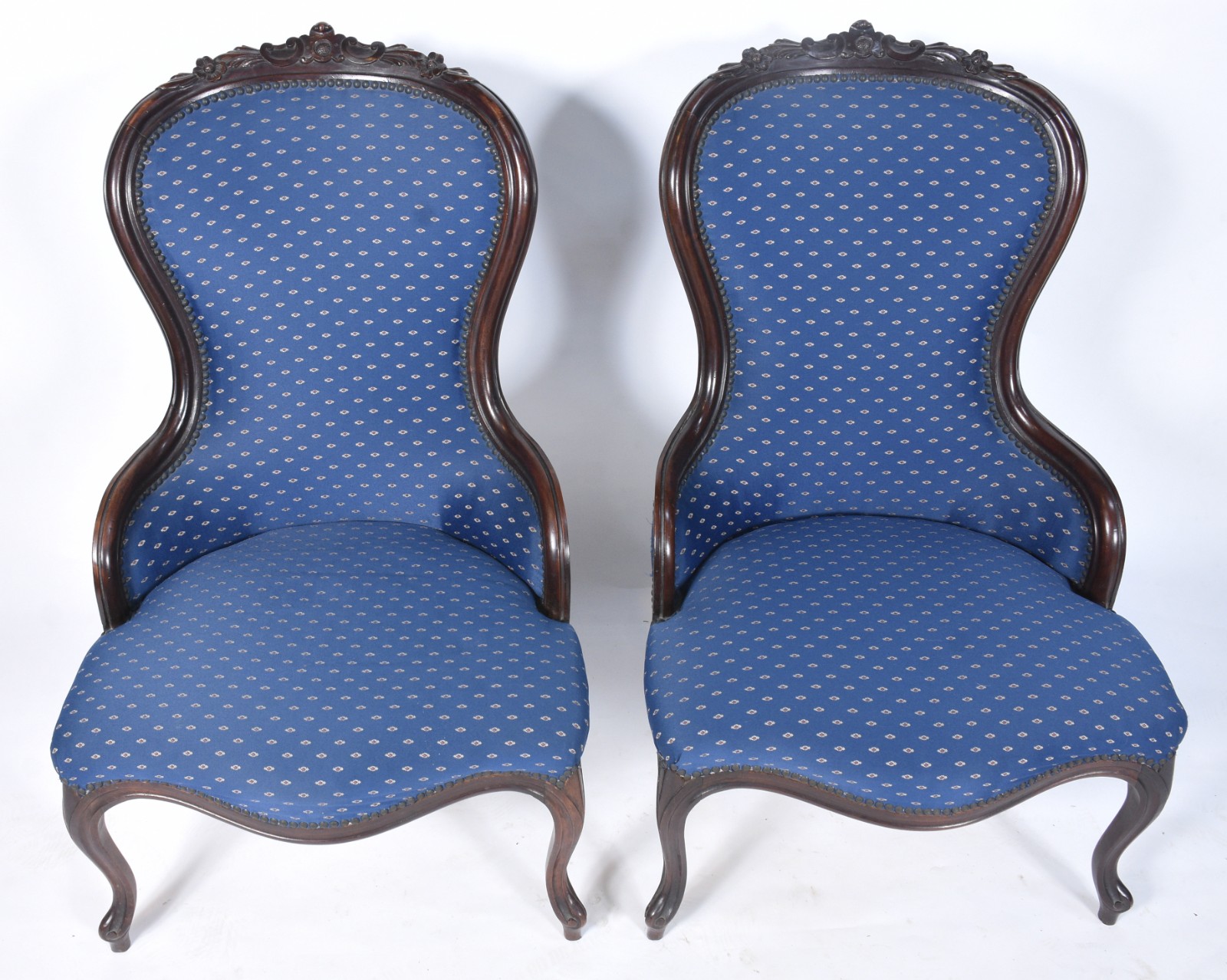Par de poltronas de madeira nobre, estilo vitorianas, estofadas e... - foto 2 de 7