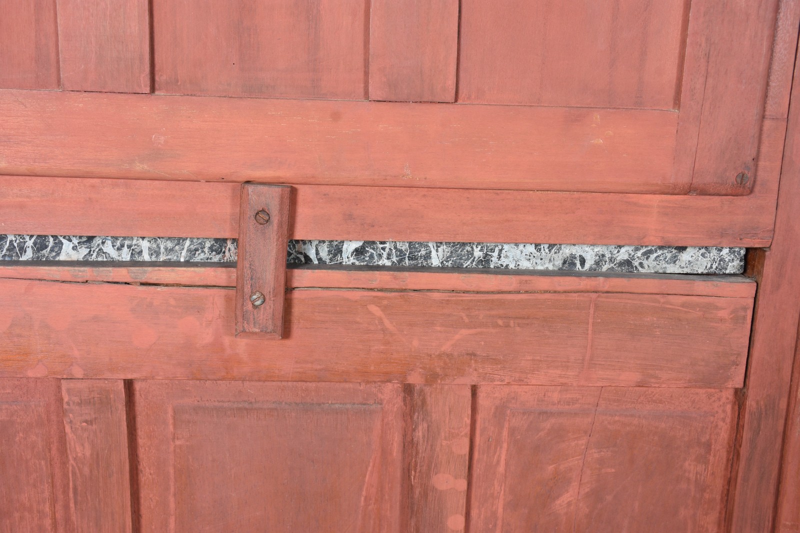 Cristaleira de madeira nobre com 2 portas laterais de vidro, parte... - foto 7 de 9