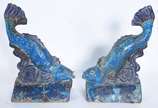 Par de telhas de cerâmica chinesa encimadas por... - Par de telhas de cerâmica chinesa encimadas por figuras de peixes, século XVIII, uma quebrada e colada e pequenos lascados.
