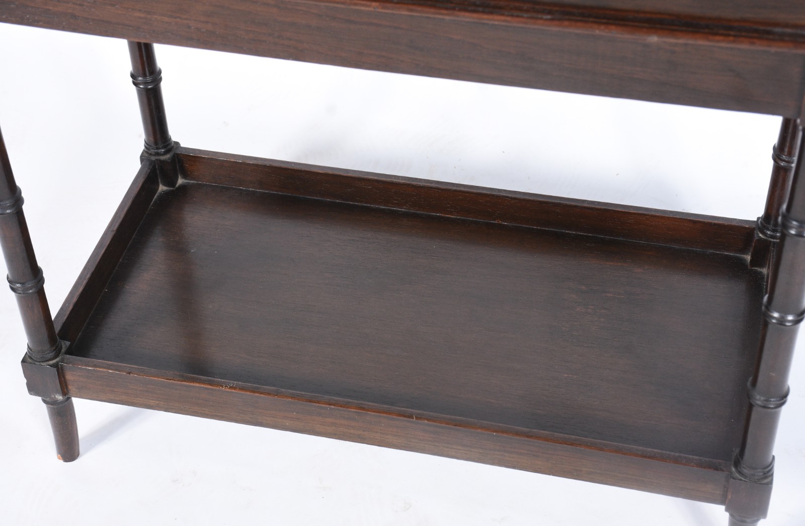 Mesa auxiliar de madeira nobre, quatro pernas torneadas ligadas por... - foto 4 de 5
