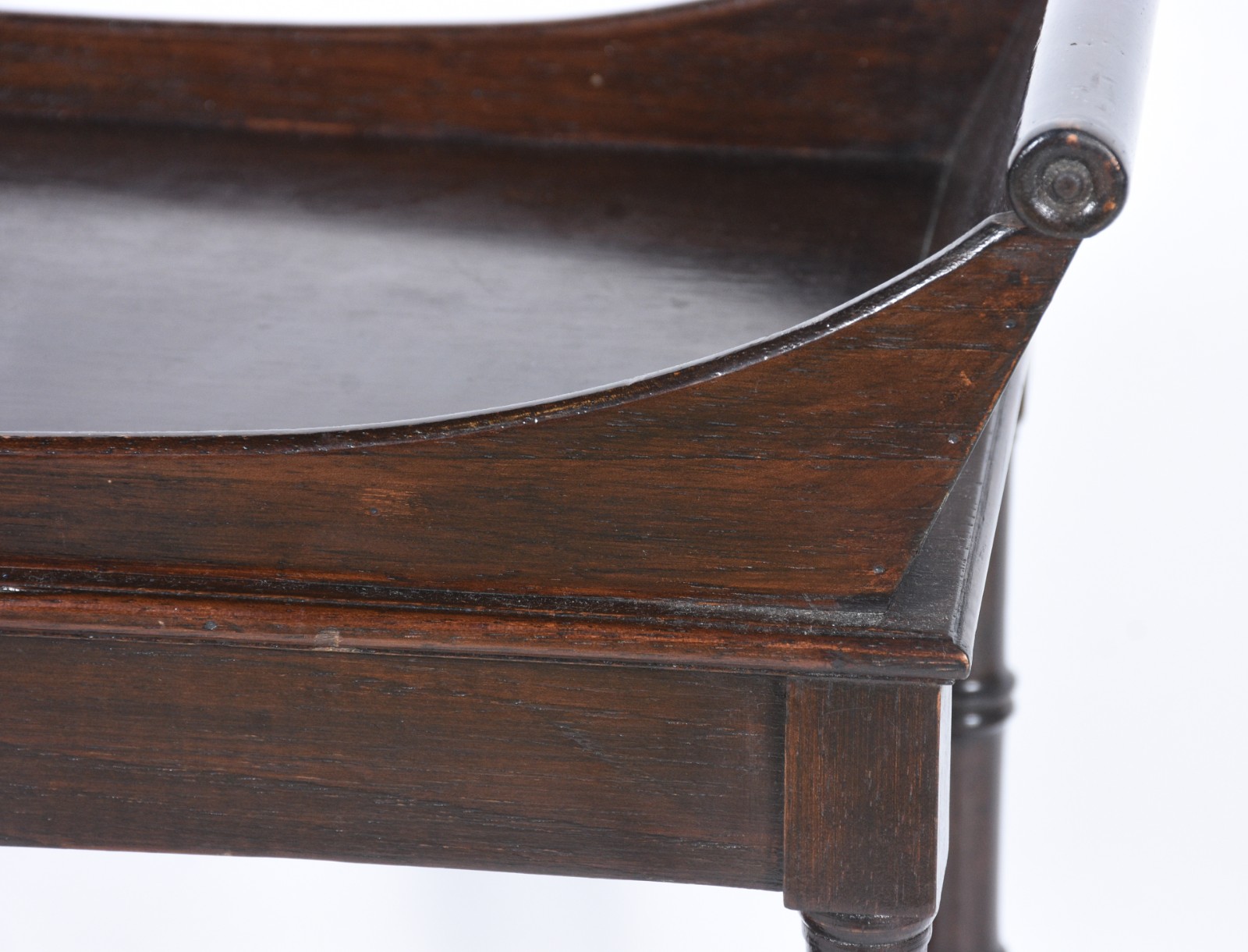 Mesa auxiliar de madeira nobre, quatro pernas torneadas ligadas por... - foto 5 de 5
