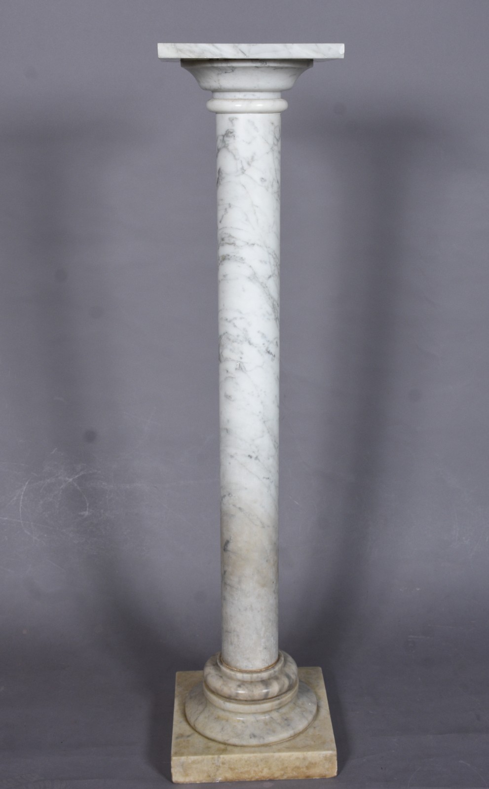 Coluna de mármore branco rajado, tampo e base na forma quadrada com... - foto 1 de 6