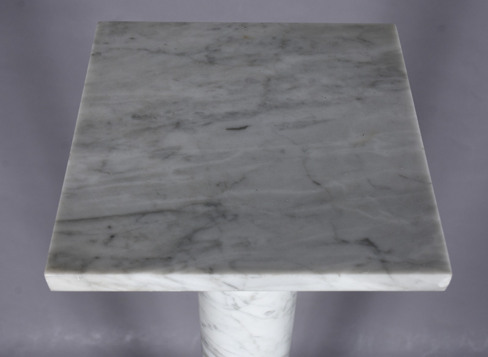 Coluna de mármore branco rajado, tampo e base na forma quadrada com... - foto 4 de 6