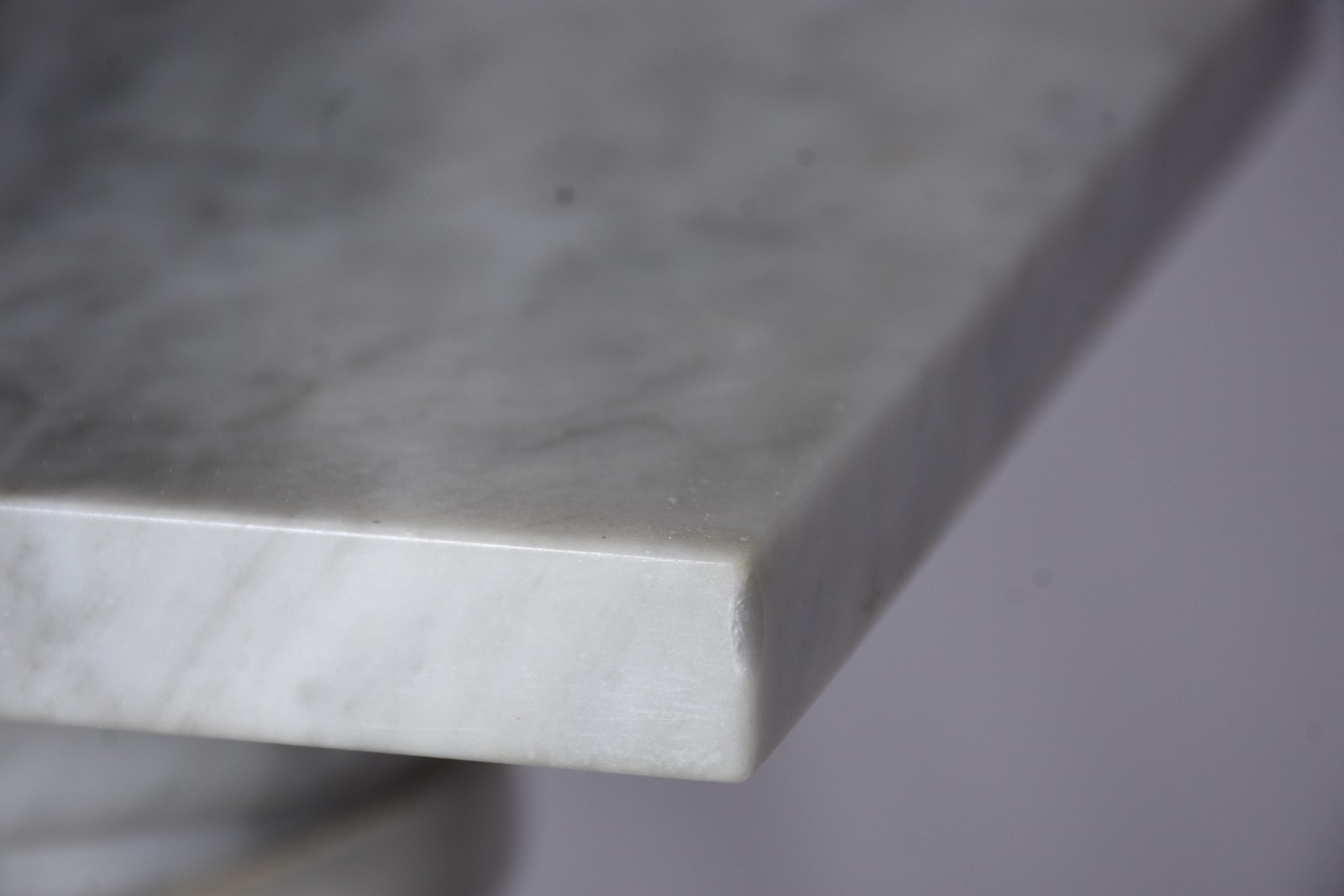 Coluna de mármore branco rajado, tampo e base na forma quadrada com... - foto 5 de 6