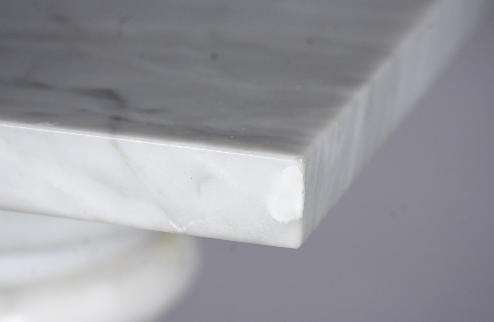 Coluna de mármore branco rajado, tampo e base na forma quadrada com... - foto 6 de 6