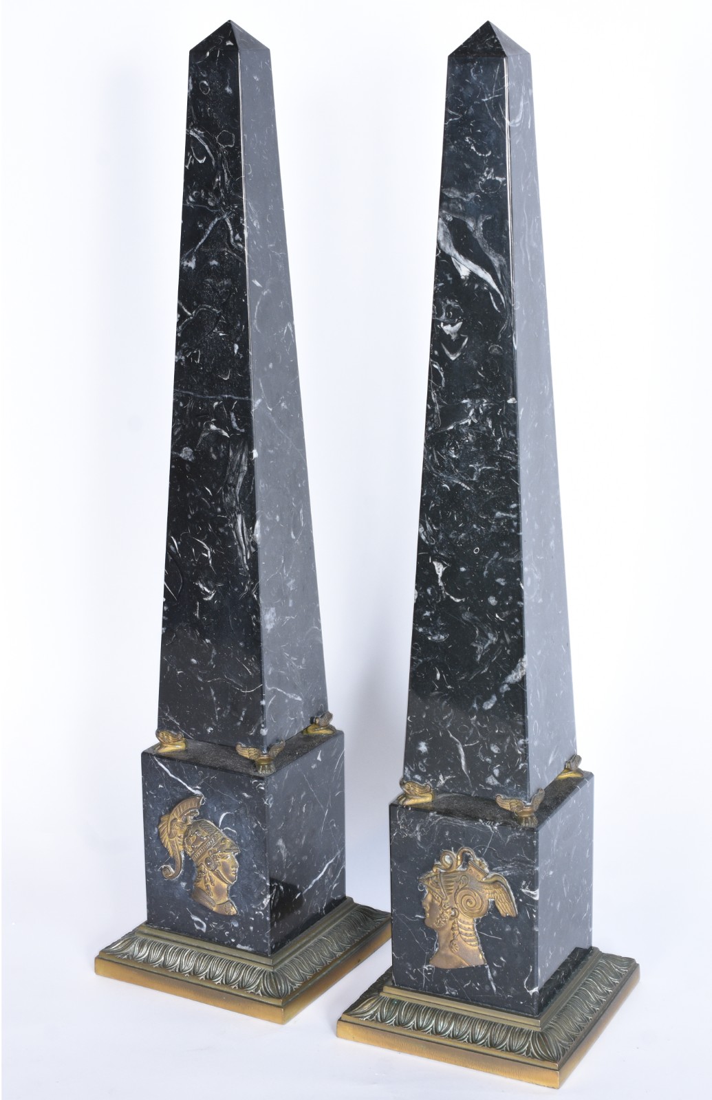 Par de colunas decorativas de mármore rajado, detalhes em metal... - foto 1 de 6