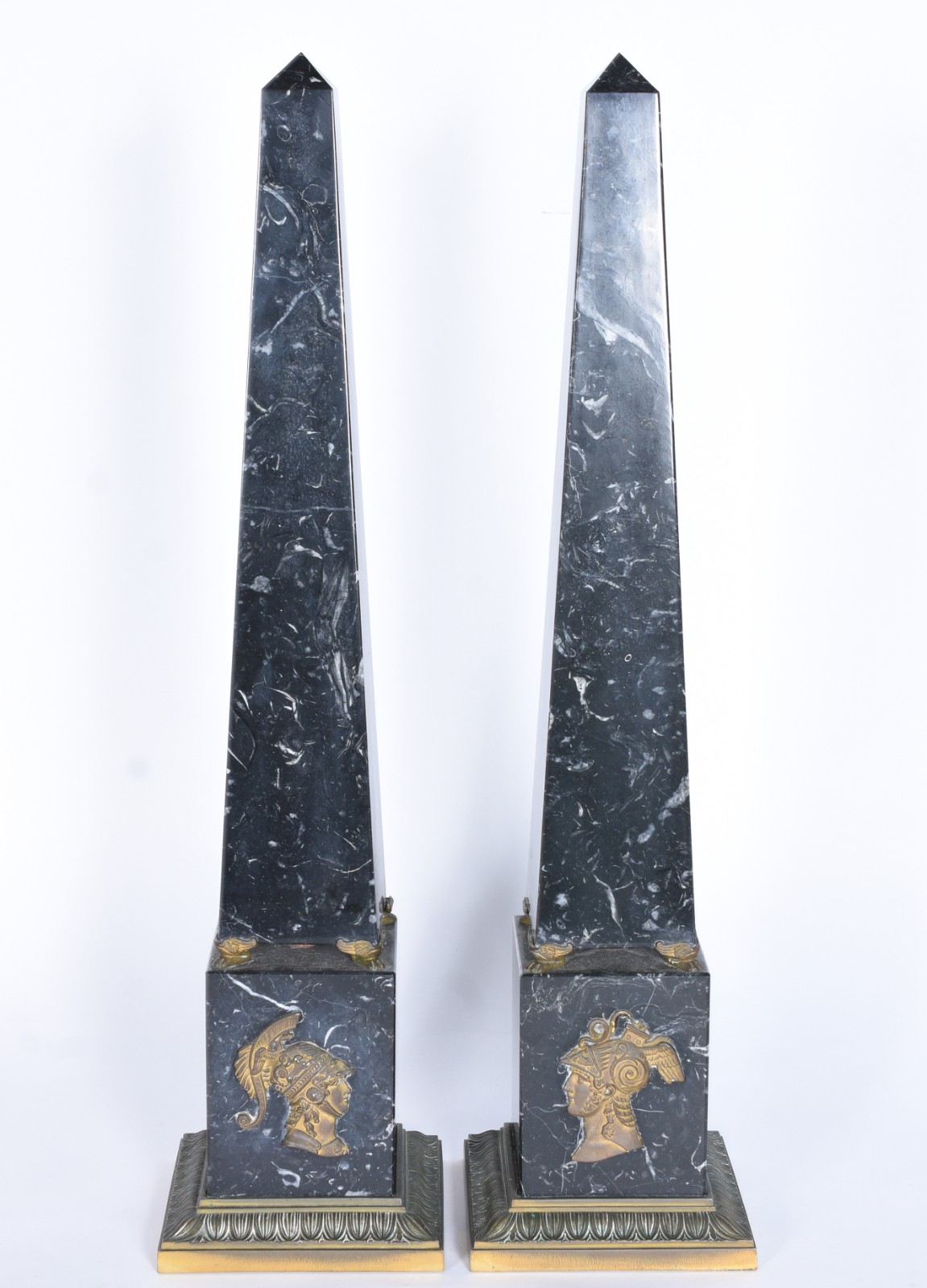 Par de colunas decorativas de mármore rajado, detalhes em metal... - foto 2 de 6