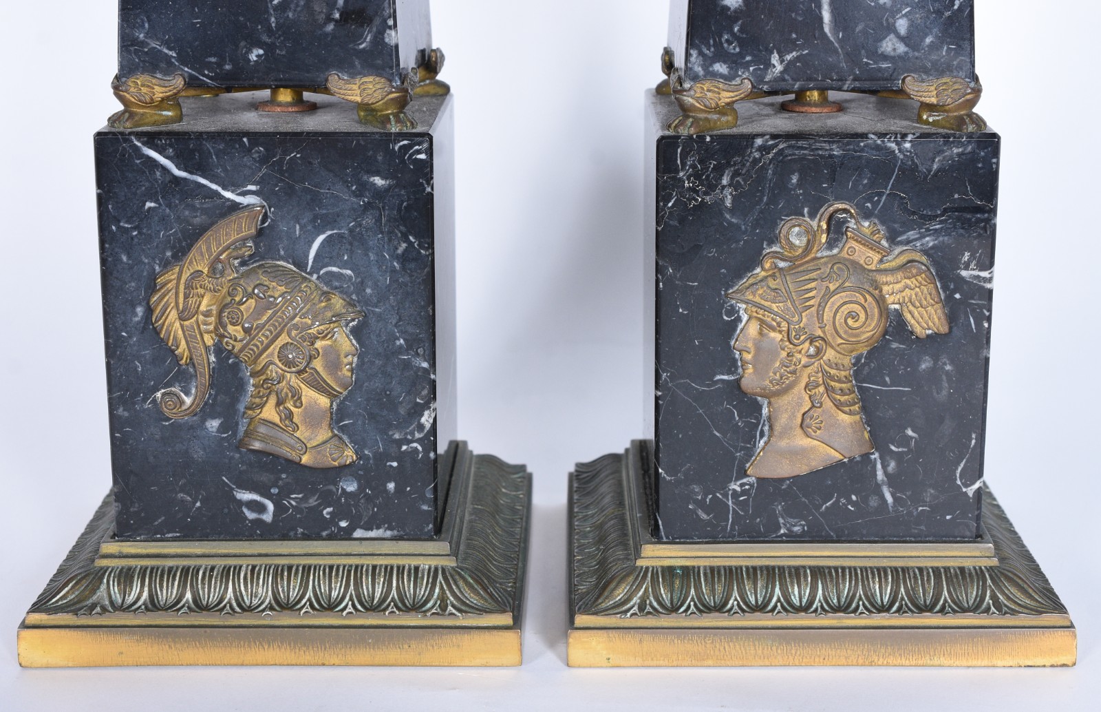 Par de colunas decorativas de mármore rajado, detalhes em metal... - foto 5 de 6