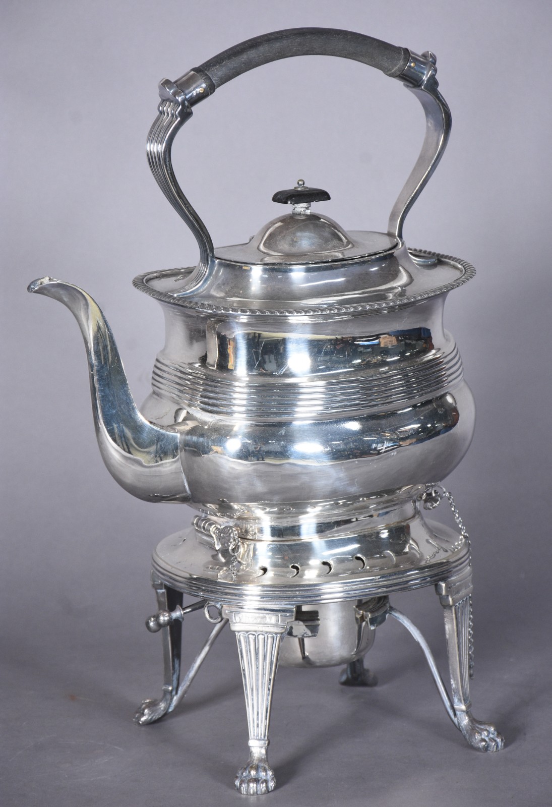 Elegante samovar ingles de silver plated, pés frisados. - foto 1 de 9
