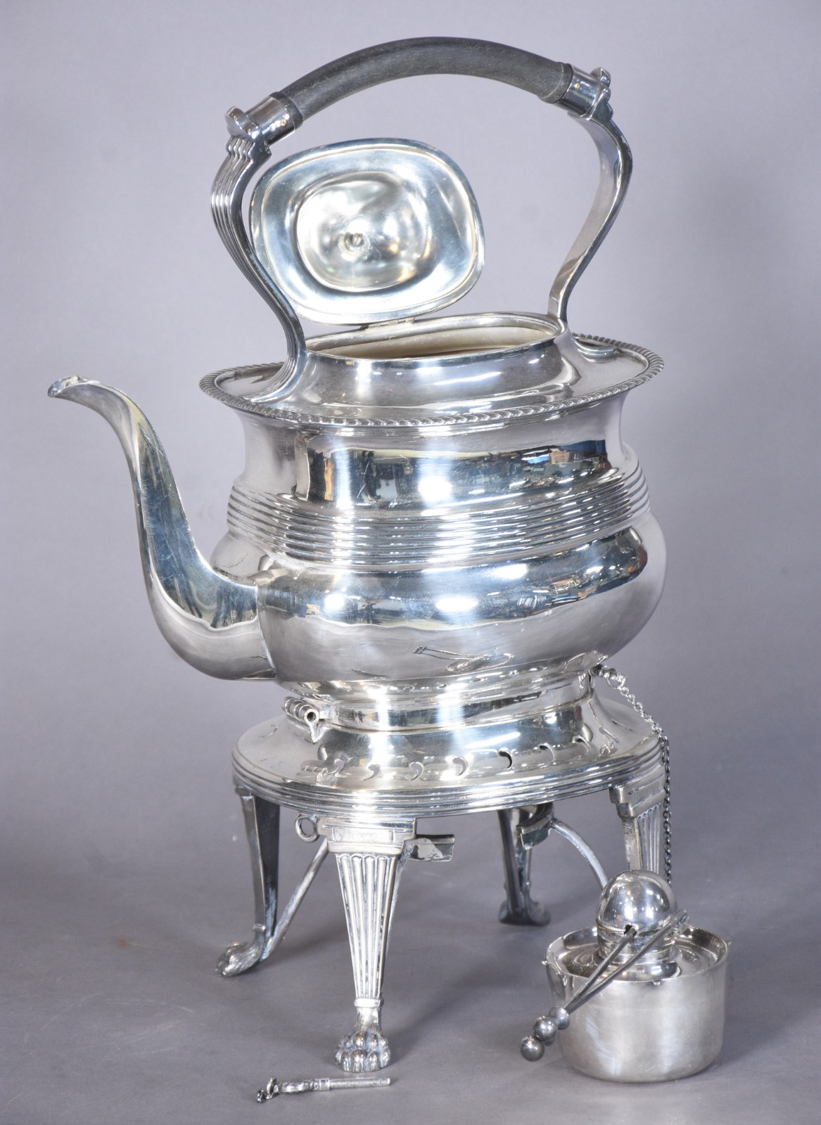 Elegante samovar ingles de silver plated, pés frisados. - foto 2 de 9