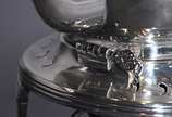 Elegante samovar ingles de silver plated, pés f... - Elegante samovar ingles de silver plated, pés frisados.