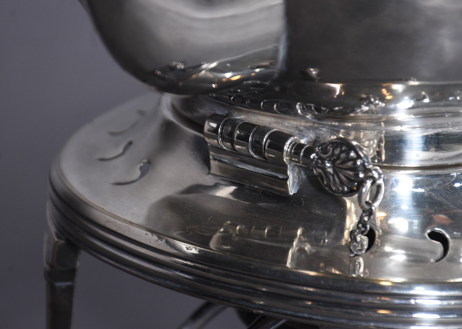 Elegante samovar ingles de silver plated, pés frisados. - foto 4 de 9