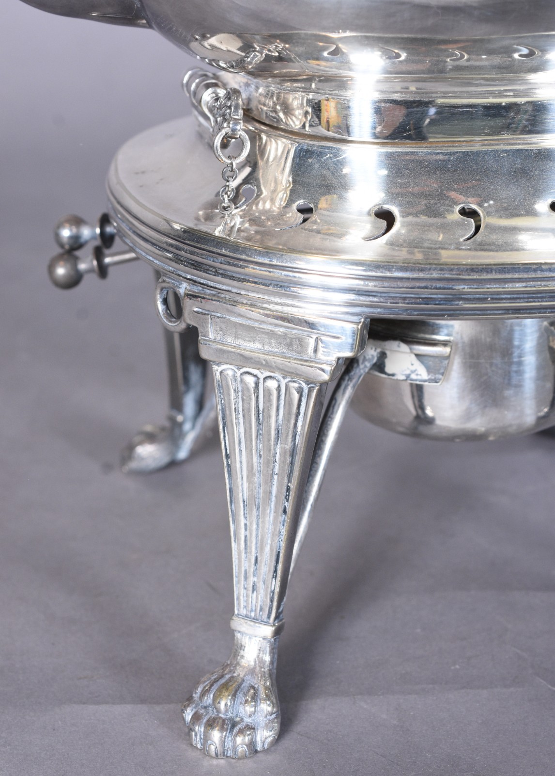 Elegante samovar ingles de silver plated, pés frisados. - foto 8 de 9
