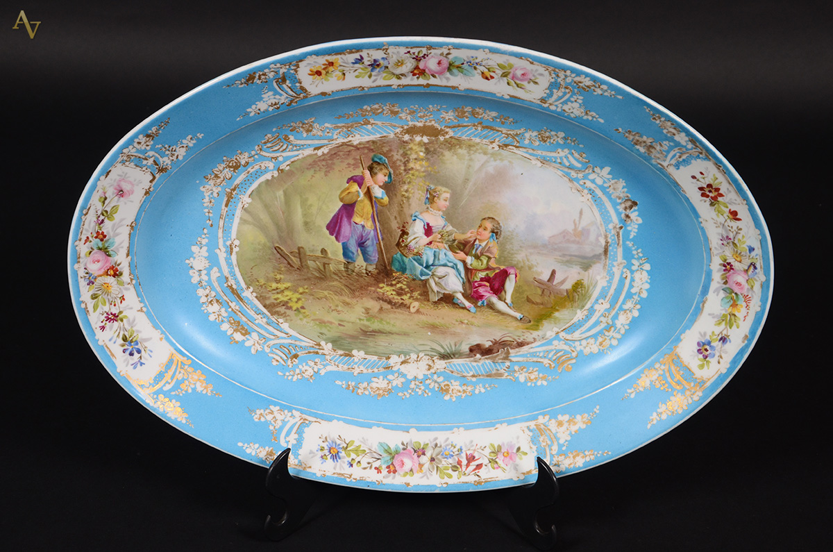 Travessa de porcelana de SÈVRES, decorada com fundo em azul celeste e... - foto 1 de 2